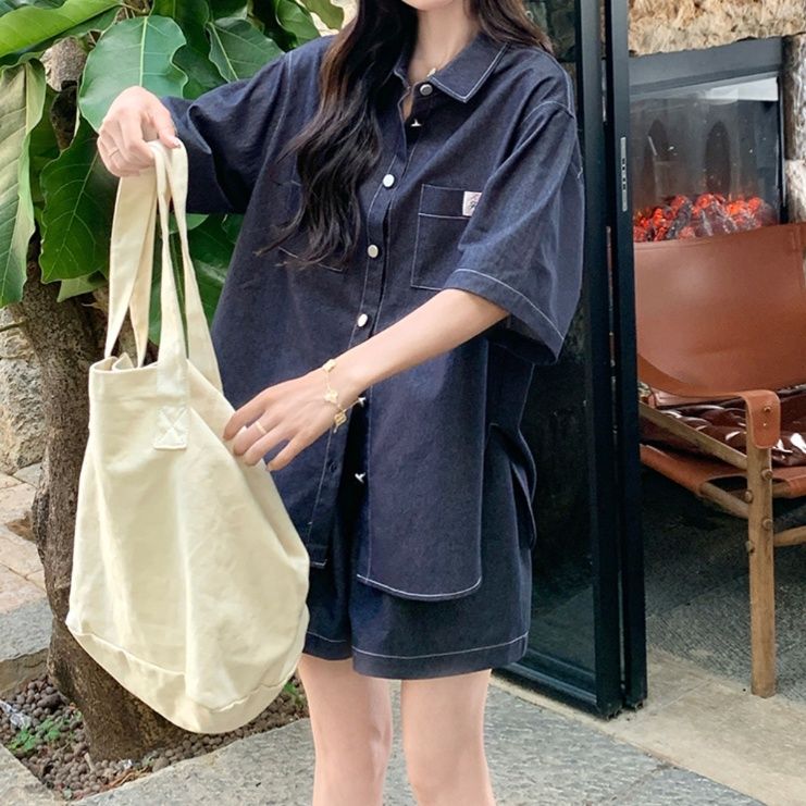 デニムセットアップ ゆったり半袖シャツとショートパンツ