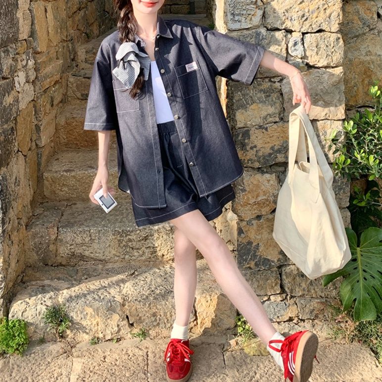 デニムセットアップ ゆったり半袖シャツとショートパンツ