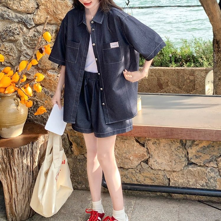 デニムセットアップ ゆったり半袖シャツとショートパンツ