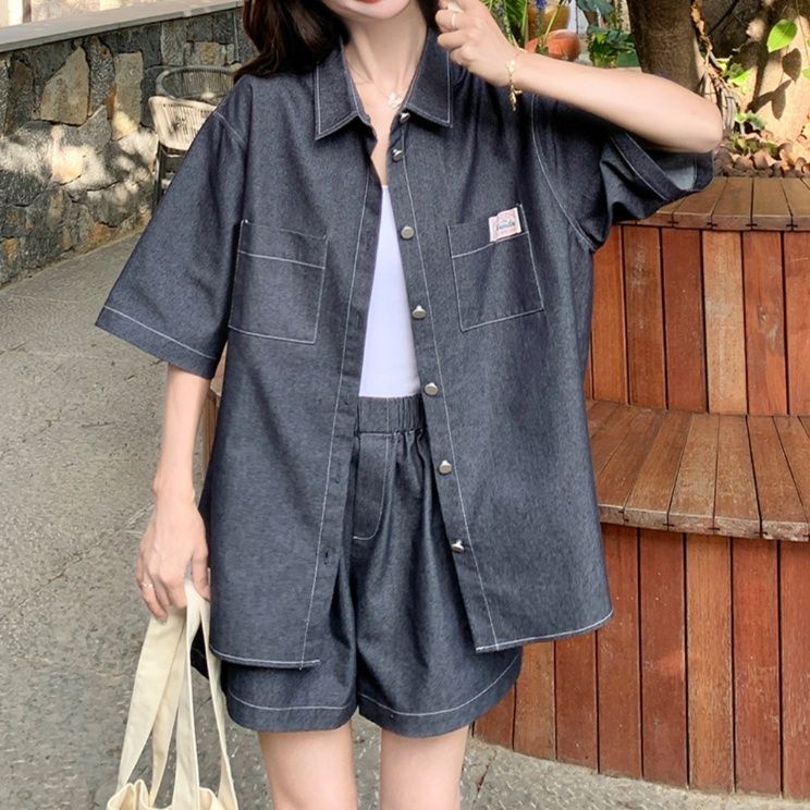 デニムセットアップ ゆったり半袖シャツとショートパンツ