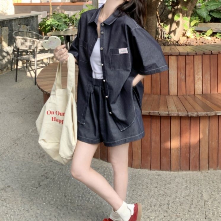 デニムセットアップ ゆったり半袖シャツとショートパンツ