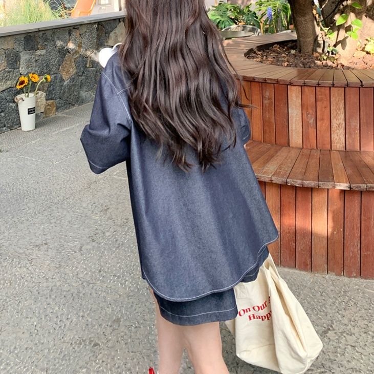 デニムセットアップ ゆったり半袖シャツとショートパンツ