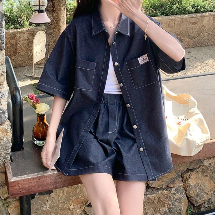 デニムセットアップ ゆったり半袖シャツとショートパンツ