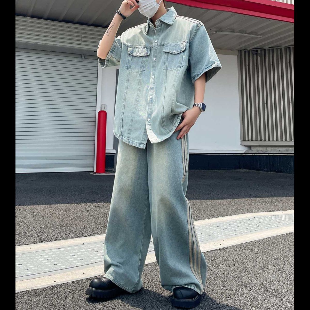 デニムセットアップ こなれ感満載 ゆったり半袖シャツ×ライン入りワイドパンツ