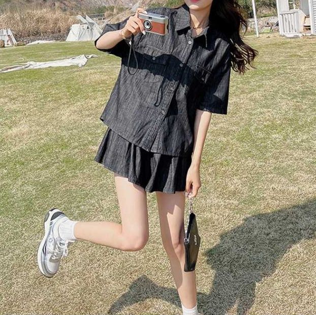 ゆったり半袖シャツ&プリーツミニスカート 夏向けカジュアルブラックデニムセットアップ