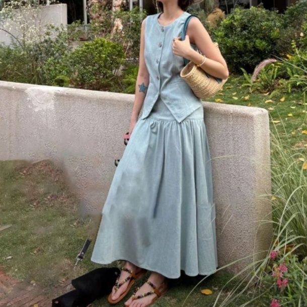 クルーネックデニムベスト＆ロングスカート きれいめカジュアルな薄手デニムセットアップ