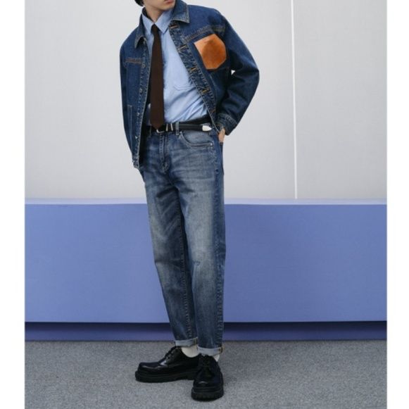 革ポケット付きデニムジャケット×ストレートパンツ メンズ向け クラシカルセットアップ