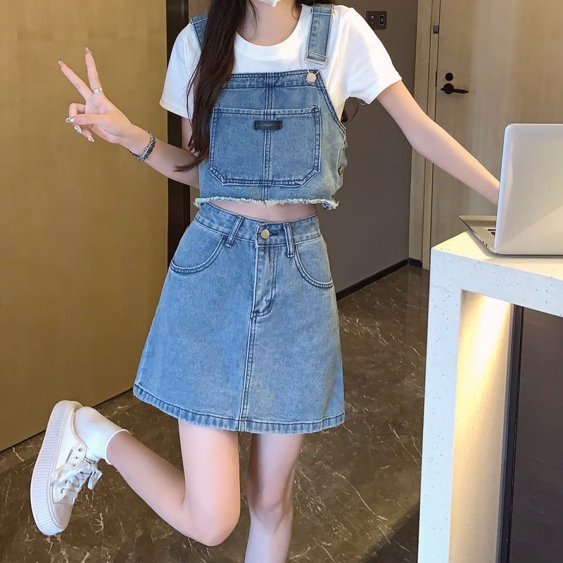 デニムセットアップ クロップド胸当てとミニスカートの組合せ
