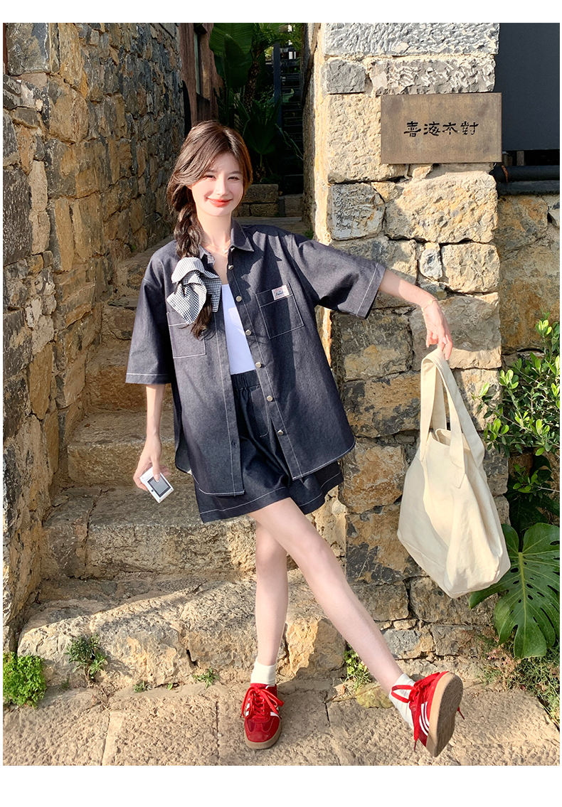 デニムセットアップ ゆったり半袖シャツとショートパンツ