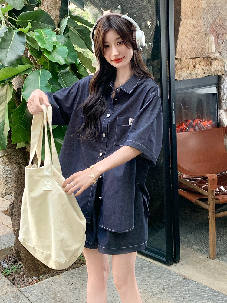 デニムセットアップ ゆったり半袖シャツとショートパンツ
