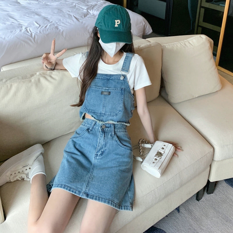 デニムセットアップ クロップド胸当てとミニスカートの組合せ