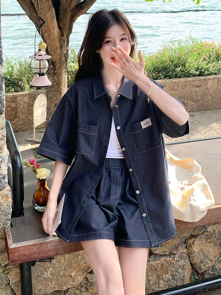 デニムセットアップ ゆったり半袖シャツとショートパンツ