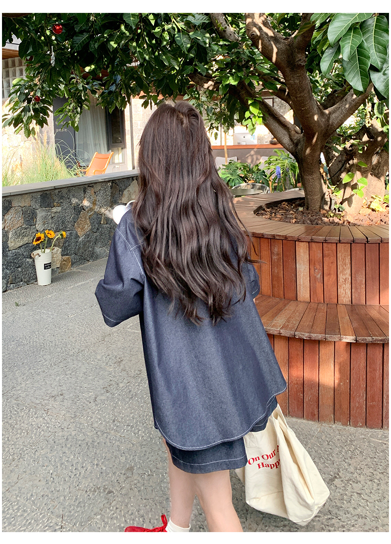 デニムセットアップ ゆったり半袖シャツとショートパンツ