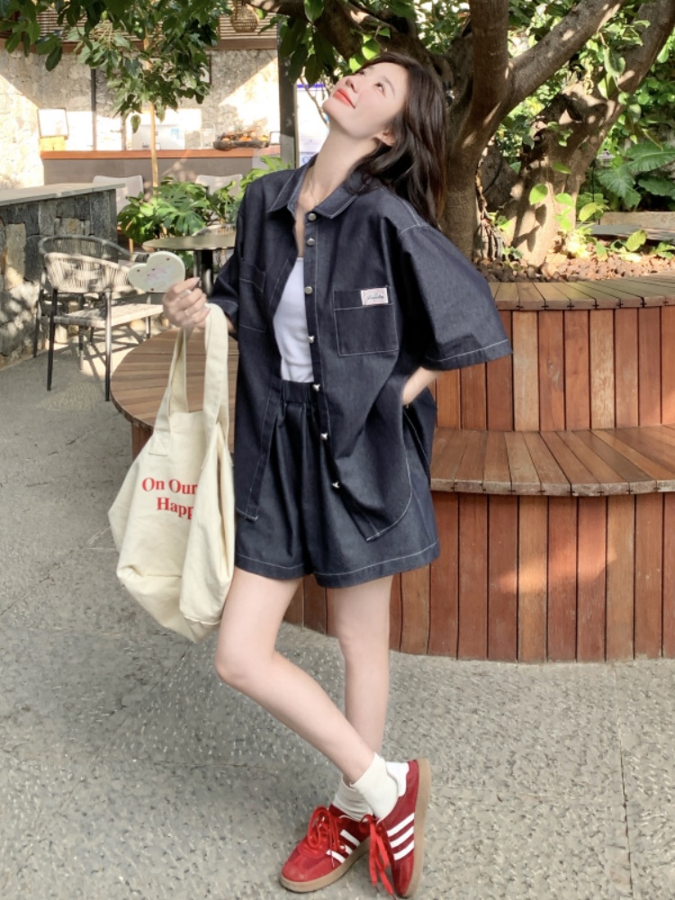 デニムセットアップ ゆったり半袖シャツとショートパンツ