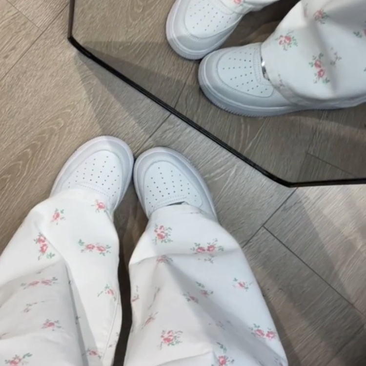 レディースジーンズパンツ 小花柄デニムワイドパンツ