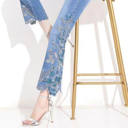 レディース ジーンズ 裾刺繍入りクラッシュ加工フレアデニムパンツ