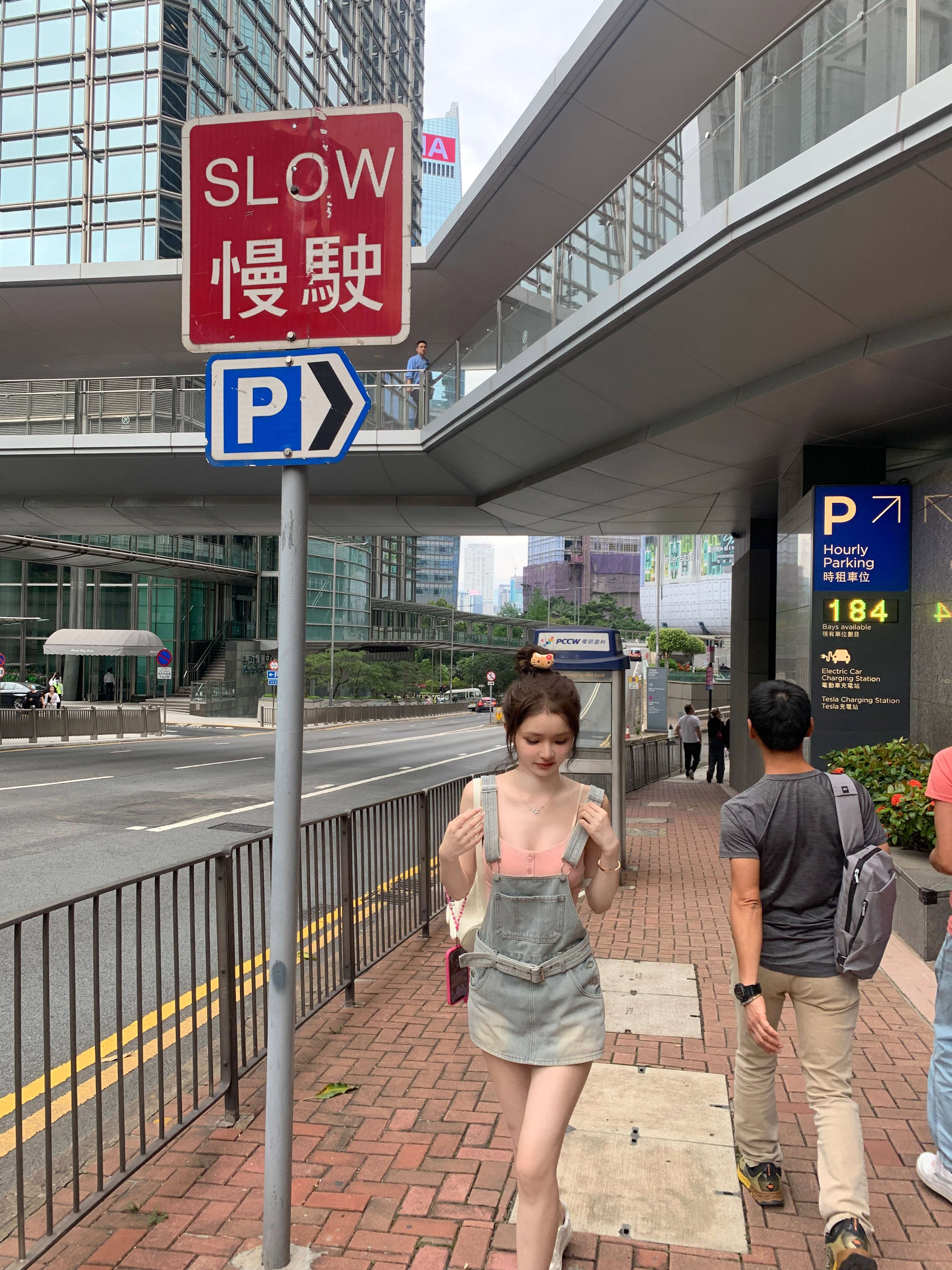 カジュアルスタイル　 夏の街歩きサロペットスカート