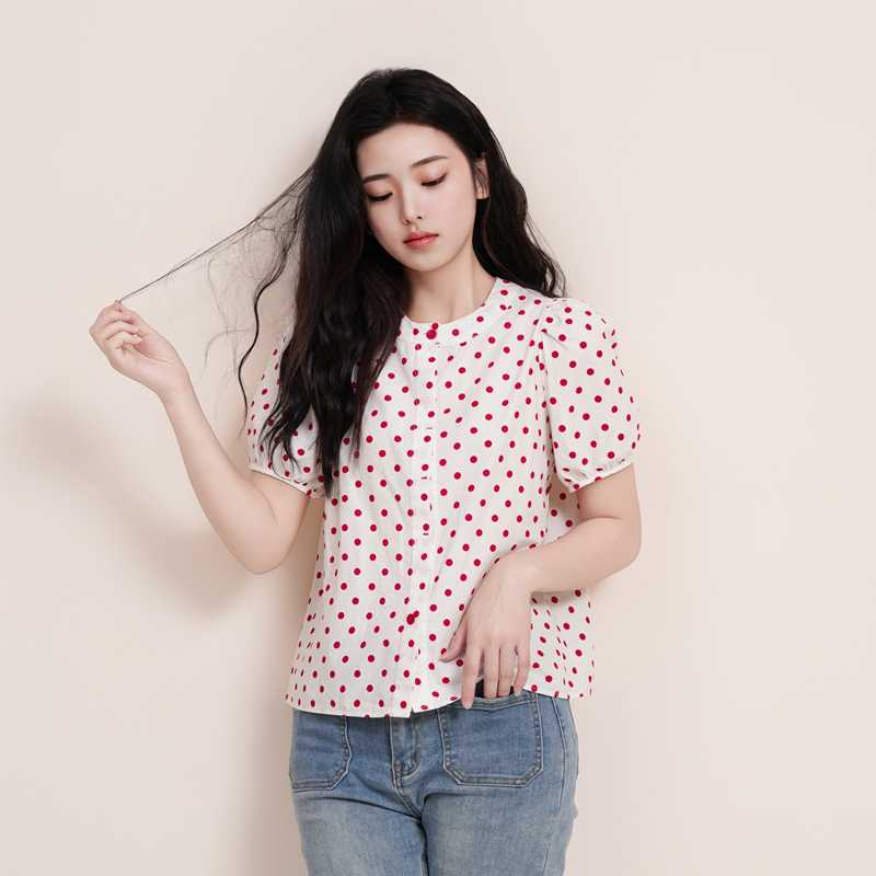 トレンドを味方にしたコーデ！華やかさが魅力のドット柄トップス10選