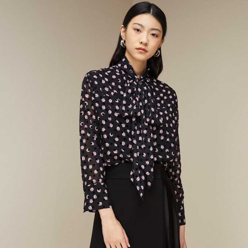 シャツ ドットコーデ 小花柄シフォン素材の上品タイ付きシャツ