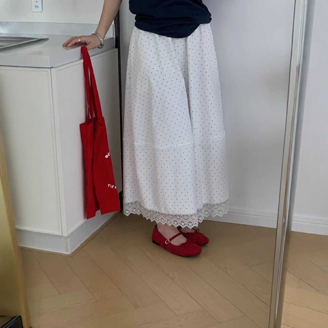 白の水玉スカートで印象が変わる！毎日がもっと輝くおしゃれアイテム5選