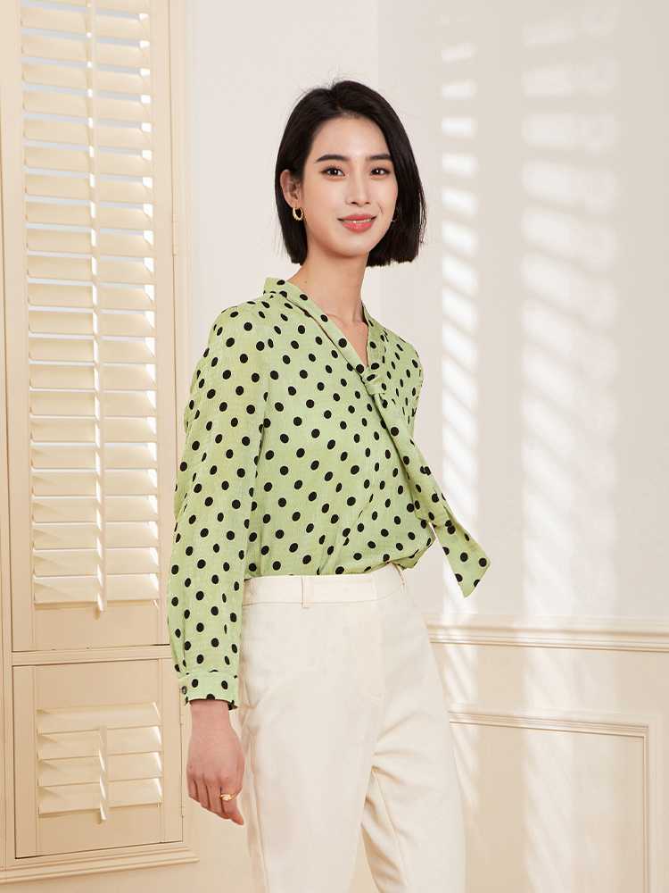 ドットコーデ 水玉模様の開襟ブラウス