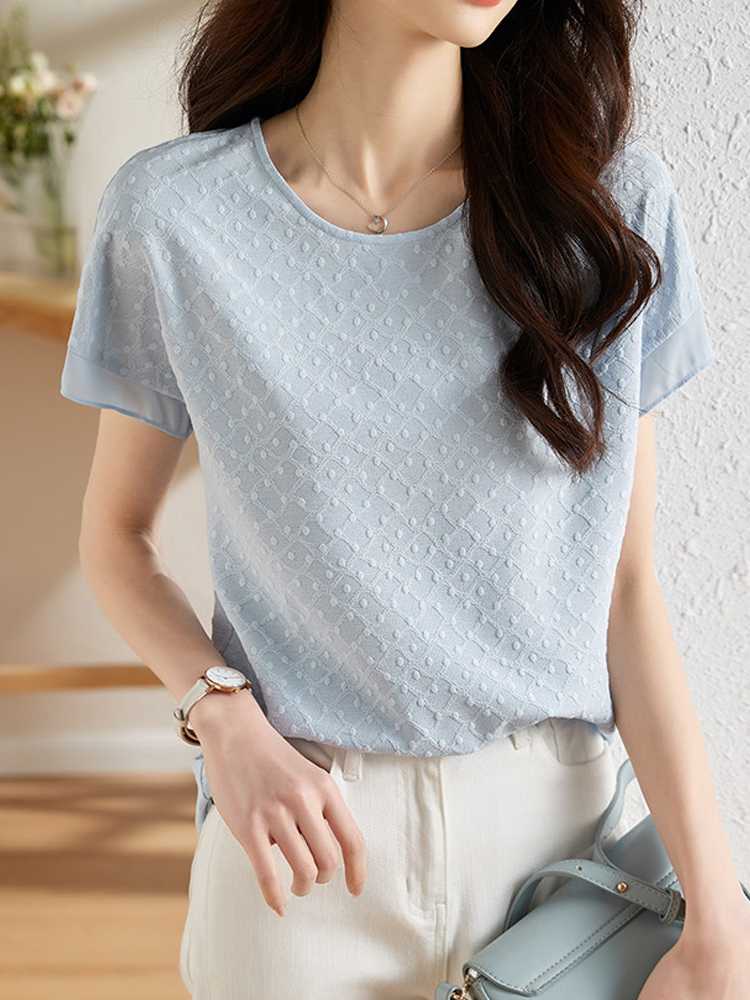 ドットコーデ 浮き立つ水玉模様のゆったりブラウス