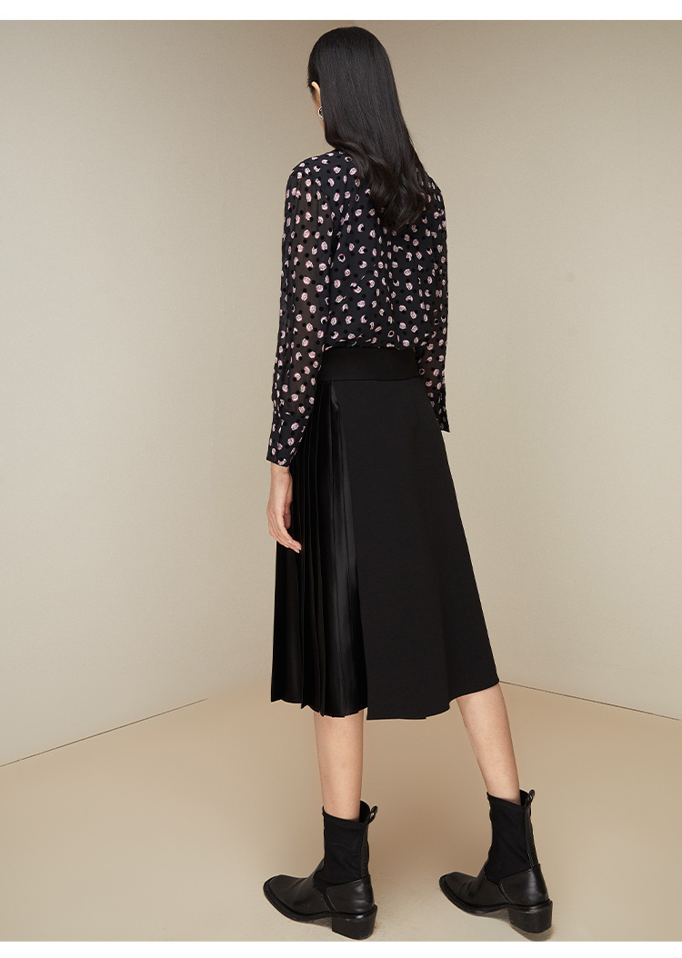 ドットコーデ 小花柄シフォン素材の上品タイ付きシャツ
