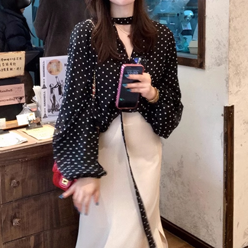 ドットコーデ 水玉模様の長袖ブラウス