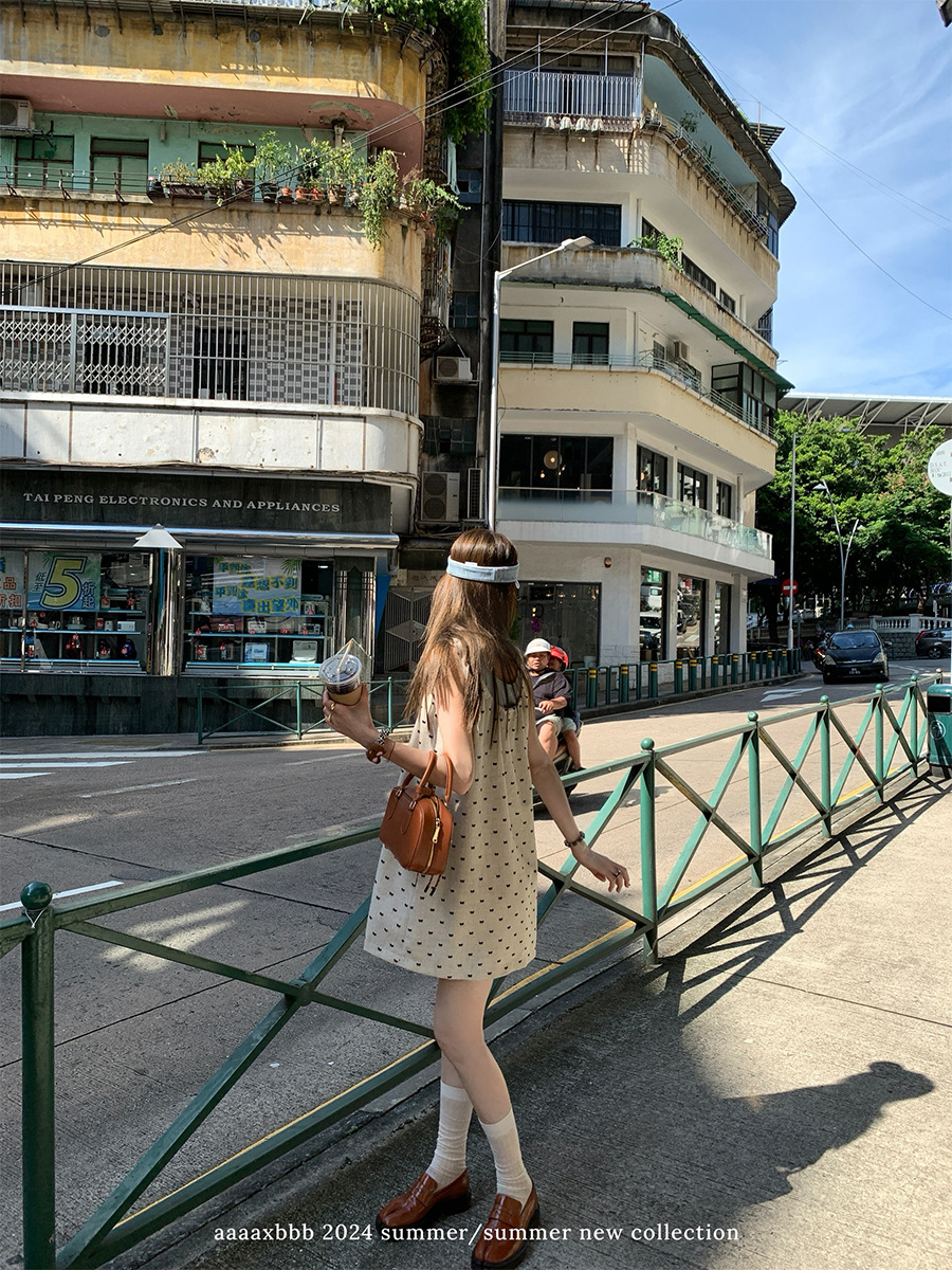ドットコーデ 小さな模様のゆったりキャミワンピース