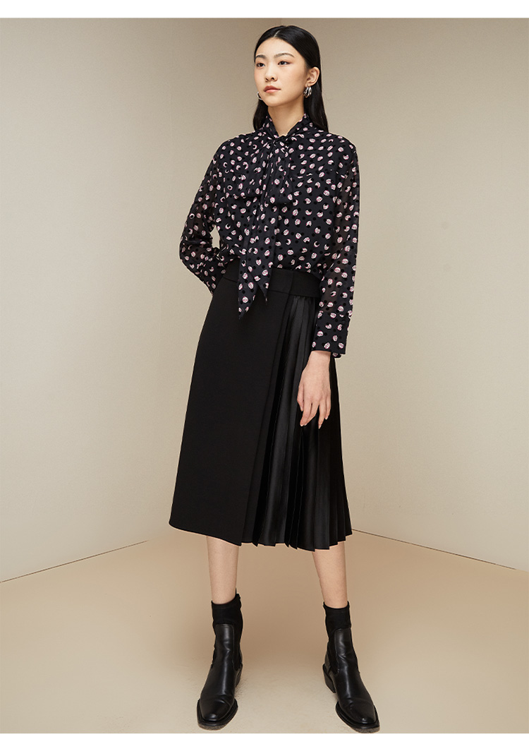 ドットコーデ 小花柄シフォン素材の上品タイ付きシャツ