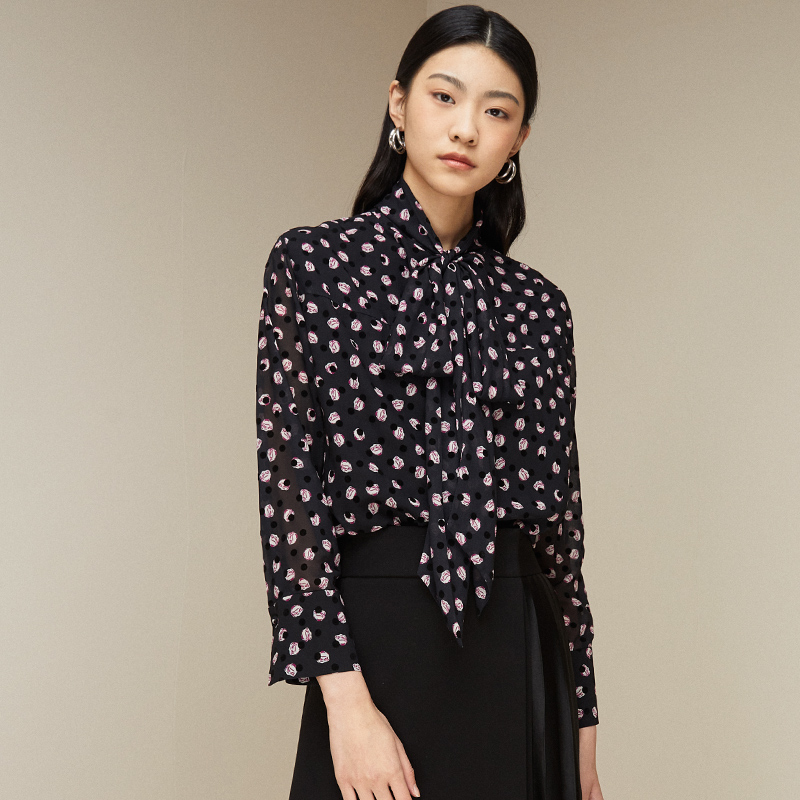 ドットコーデ 小花柄シフォン素材の上品タイ付きシャツ