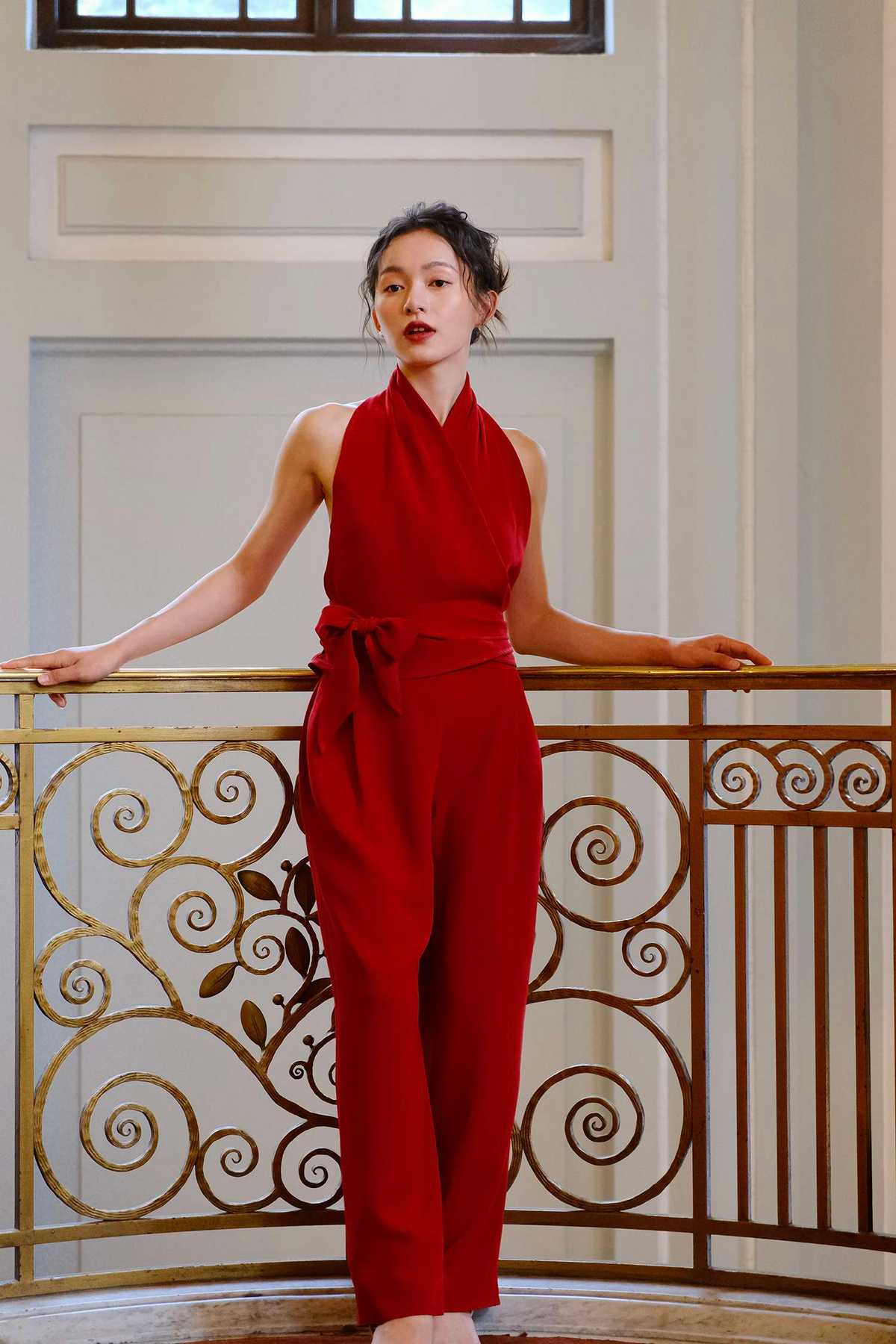 大胆バックレスホルターネックパンツドレス