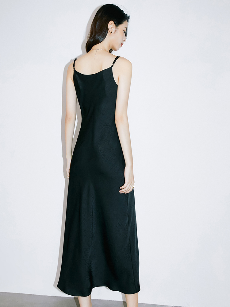 https://fulmo-img-server.com/dresscode-dresscode/0a4da1ef-d172-457b-883a-19d0a4fd7d55.jpg