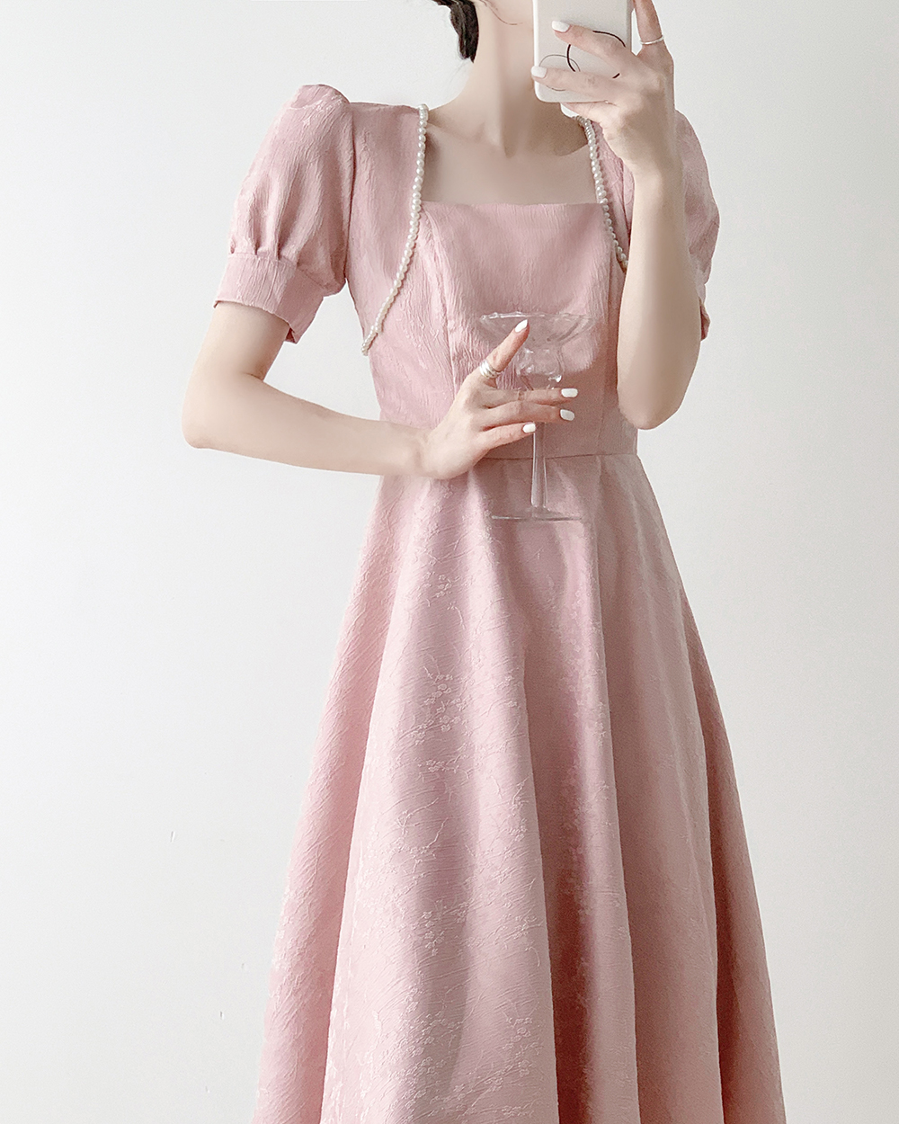 https://fulmo-img-server.com/dresscode-dresscode/0a5a0d97-abe5-4a32-b84e-4dc5716e97e9.jpg