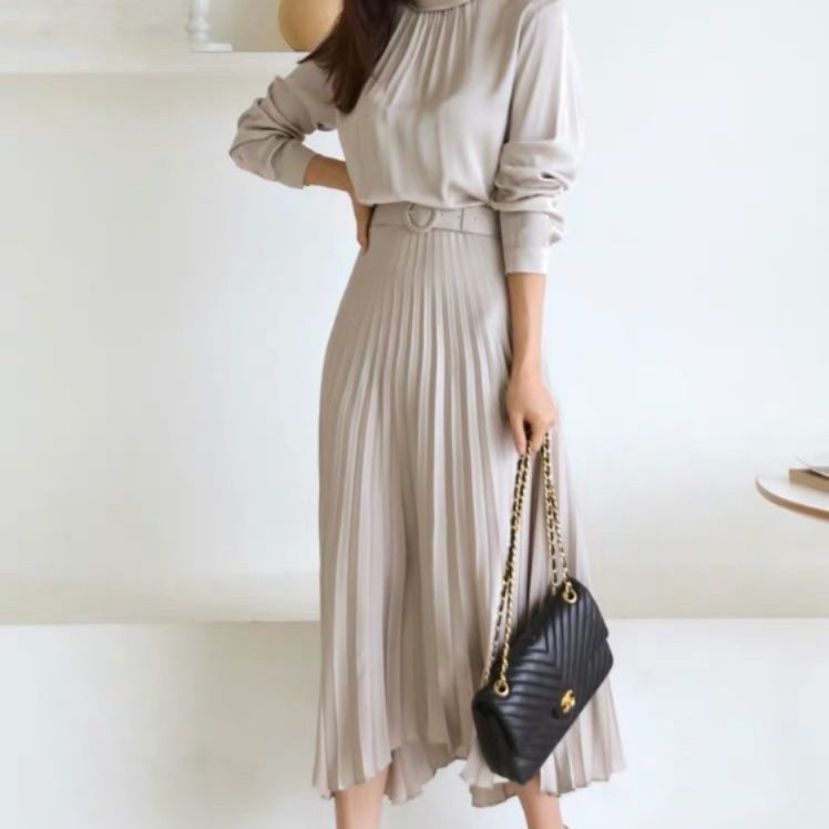 オケージョンワンピース 上品な胸元ギャザープリーツドレス