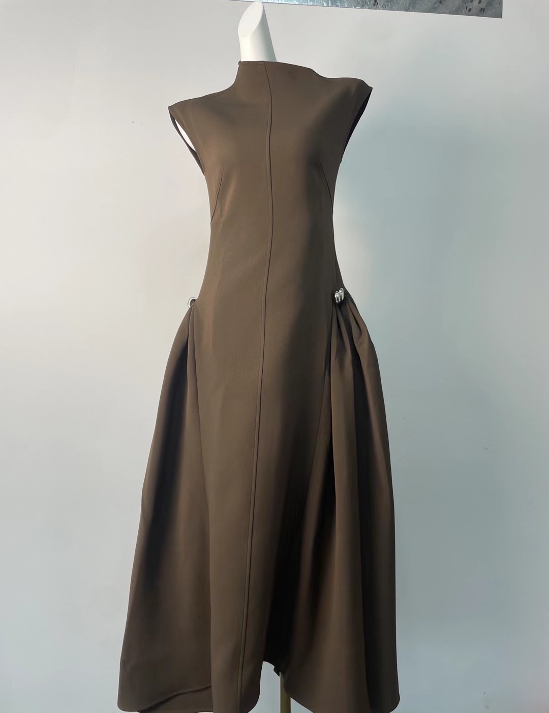 https://fulmo-img-server.com/dresscode-dresscode/1d11c27f-717b-4037-9c07-3147b00b7584.jpg