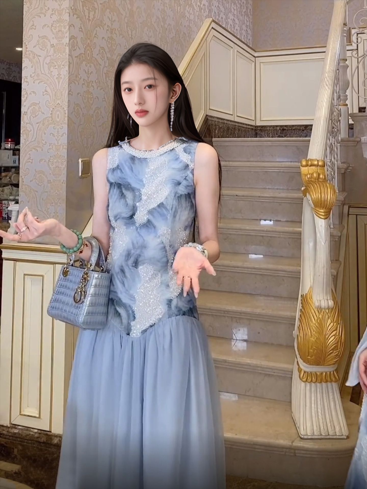 https://fulmo-img-server.com/dresscode-dresscode/202f69a8-35ec-4e4b-b650-bb751eae7177.jpg