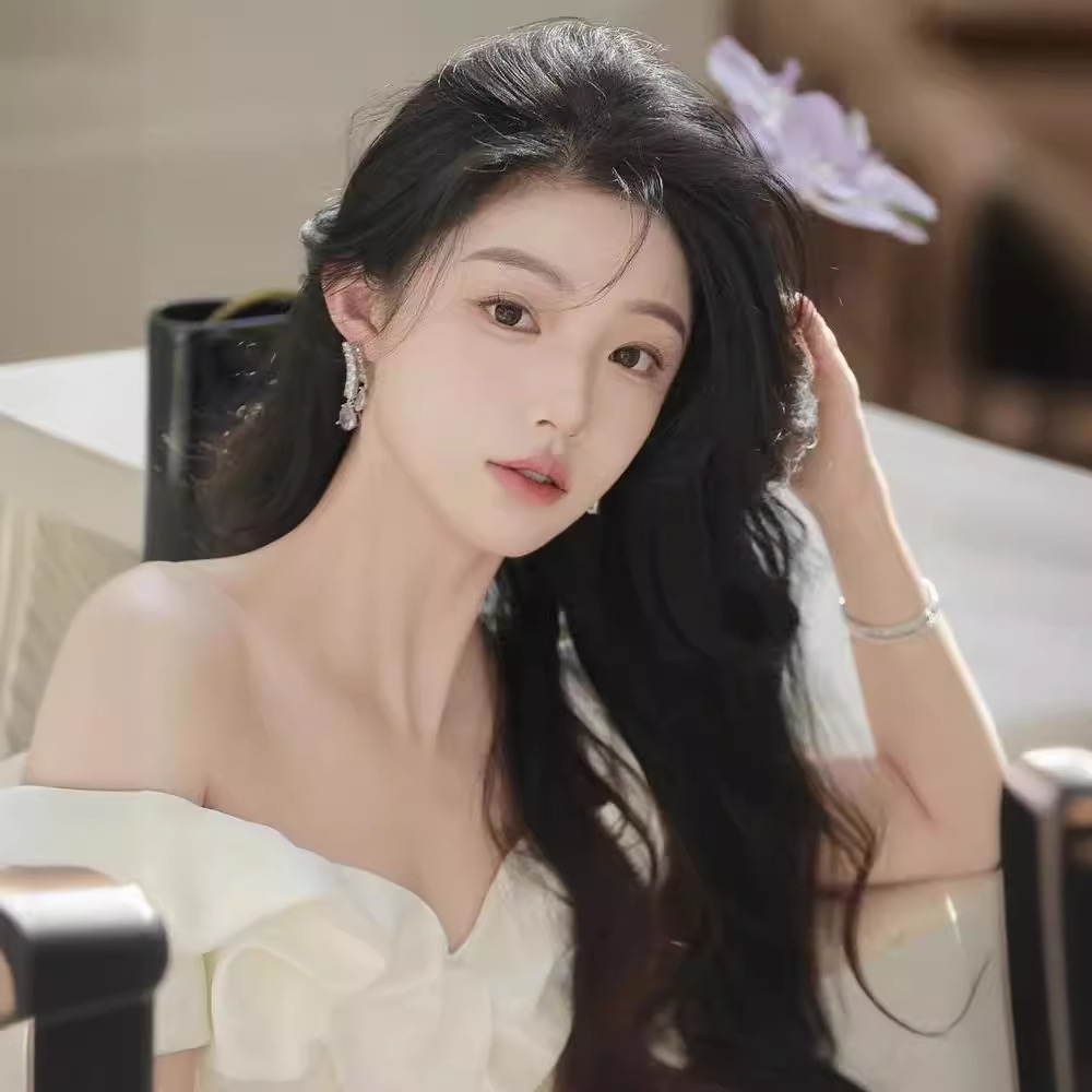 https://fulmo-img-server.com/dresscode-dresscode/300fa621-9347-4fbf-bb38-cb3e2cd560ec.jpg