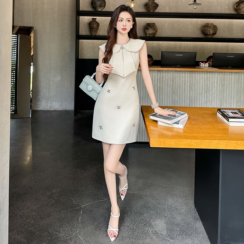 オケージョン ドレス 丸襟ビジュー付きノースリーブワンピース