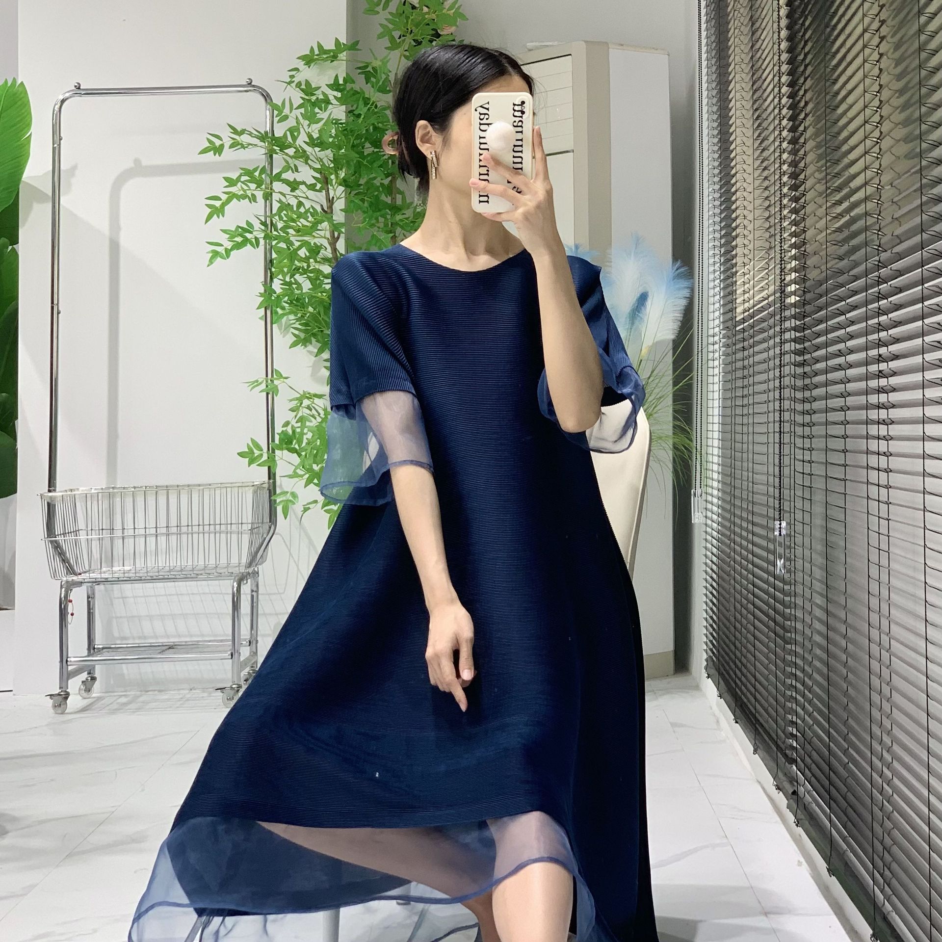 https://fulmo-img-server.com/dresscode-dresscode/40b746c9-1243-4ea7-bac9-35a9e564a10c.jpg