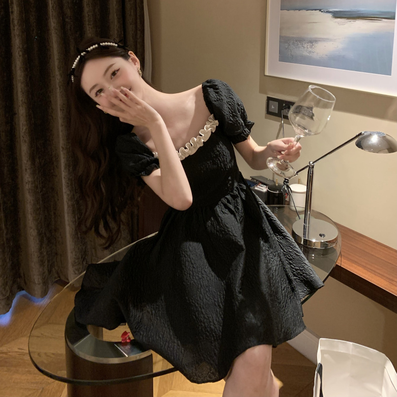 https://fulmo-img-server.com/dresscode-dresscode/40d77118-4e04-480e-99bb-df974ee1b638.jpg