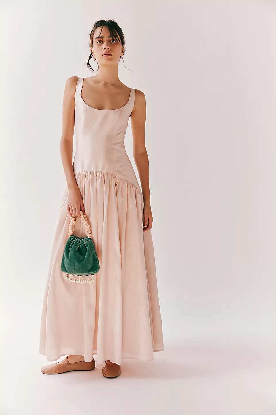 https://fulmo-img-server.com/dresscode-dresscode/4d711fa2-9a97-4b19-b72b-df4a8eb9c4f2.jpg