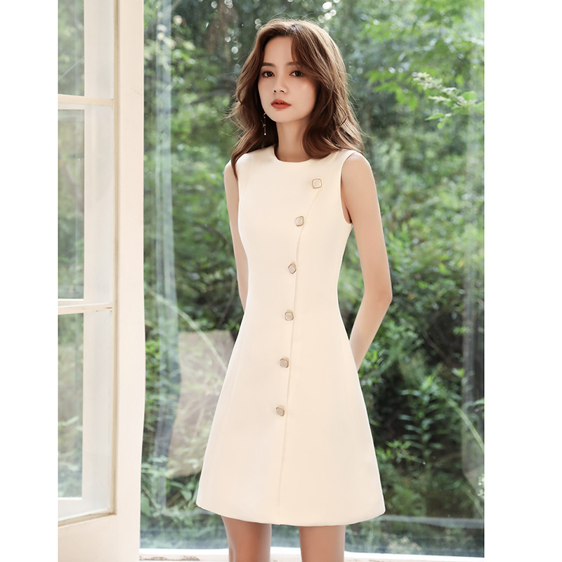 https://fulmo-img-server.com/dresscode-dresscode/86483299-7ecf-4630-a606-e107d1a05ba8.jpg