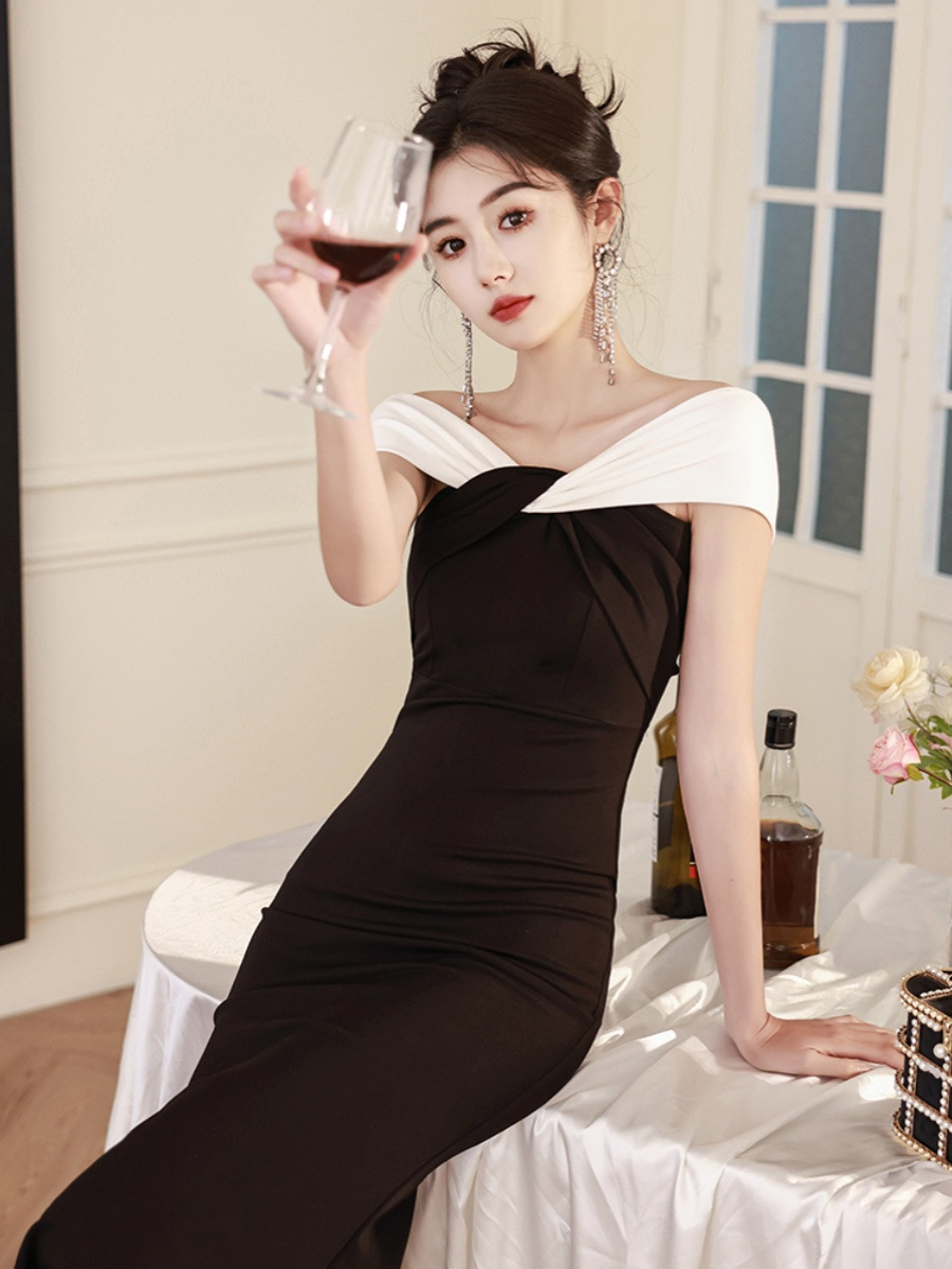 https://fulmo-img-server.com/dresscode-dresscode/8e598481-ba1c-4ea1-bd3a-703894e6d52c.jpg