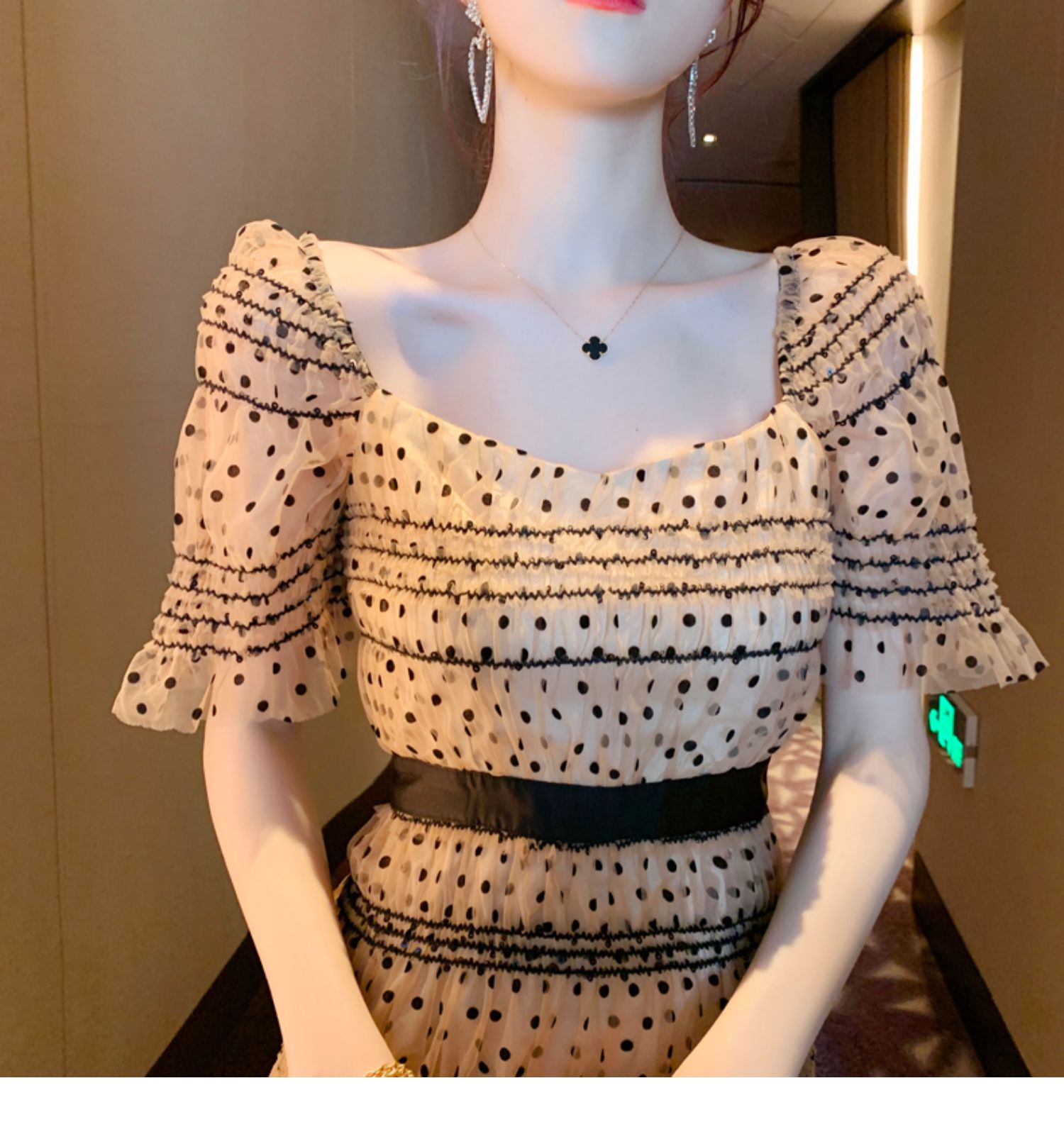 オケージョン ドレス ドット刺繍チュールパフスリーブタイトワンピース