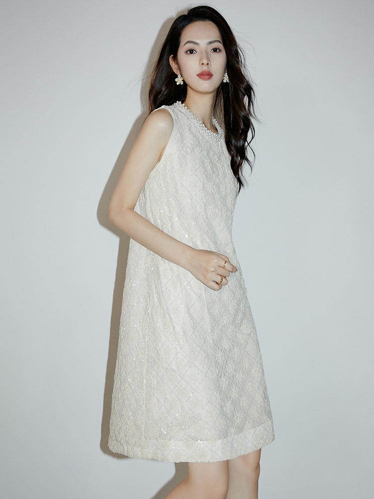 https://fulmo-img-server.com/dresscode-dresscode/aa26e12b-7fb9-4072-bd3a-0ce0542f9e6d.jpg