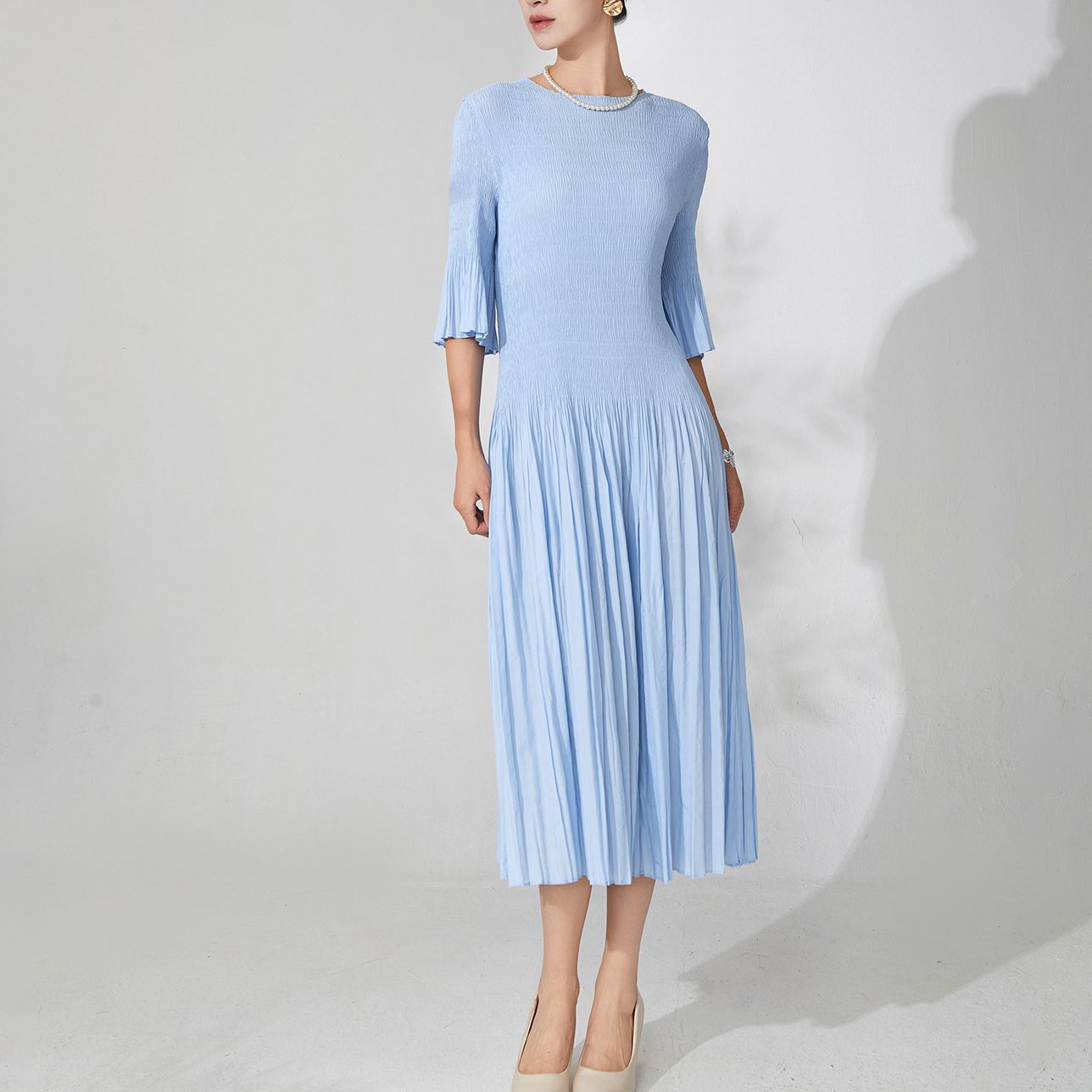 https://fulmo-img-server.com/dresscode-dresscode/b4120a26-b05c-4294-a973-a17325e505b3.jpg