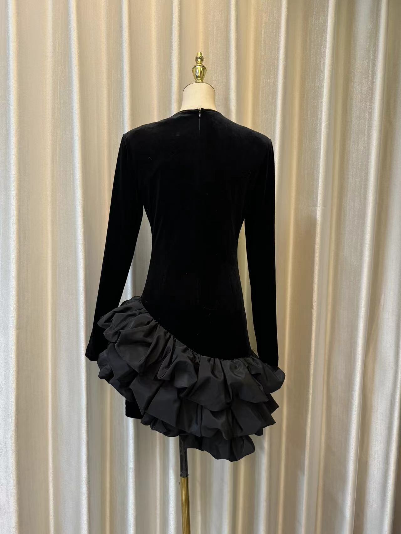 https://fulmo-img-server.com/dresscode-dresscode/b7624e9c-380e-44f1-b47b-807b779ffb2f.jpg