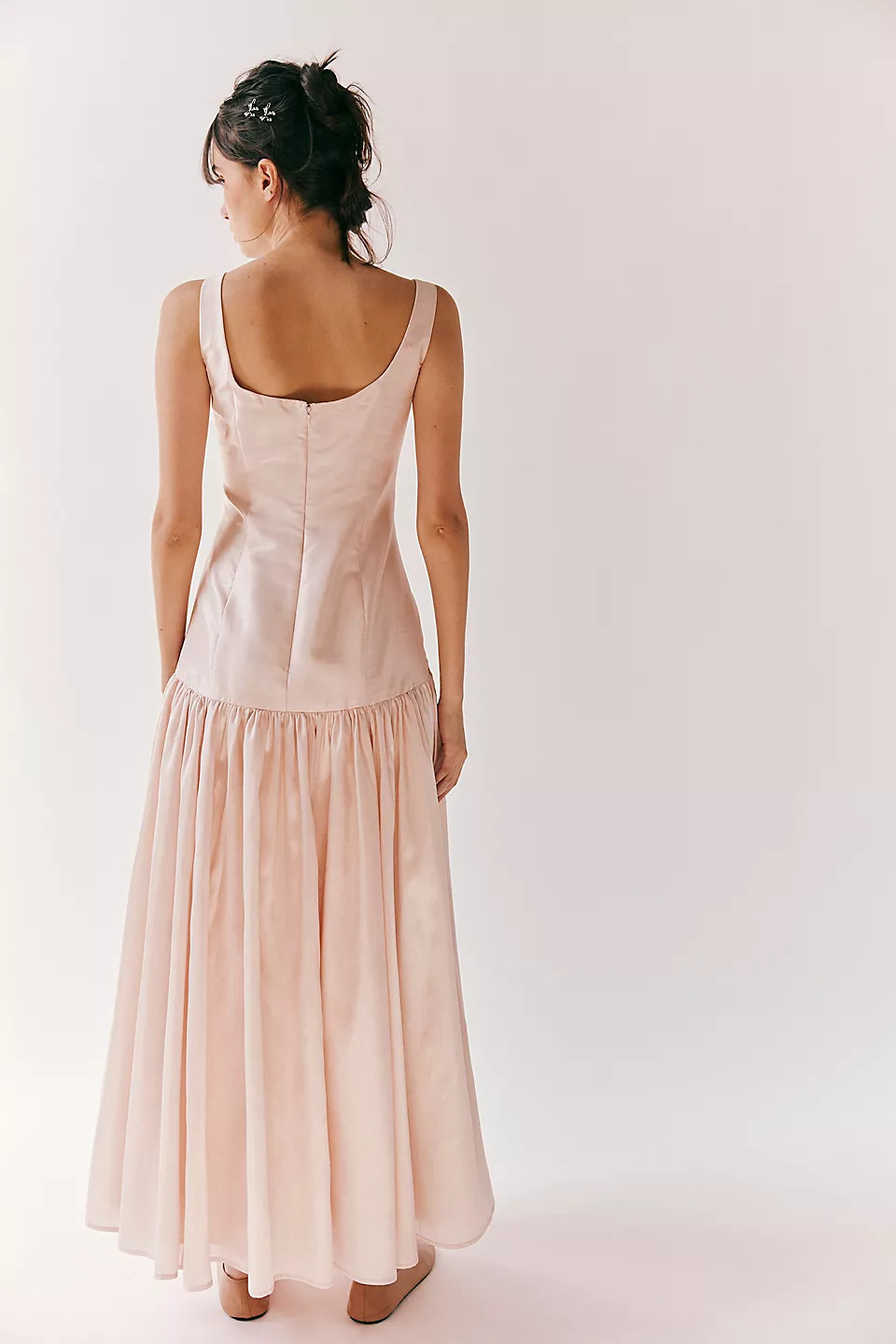 https://fulmo-img-server.com/dresscode-dresscode/b9e7e237-9da9-41bd-bb44-a93fb6375684.jpg