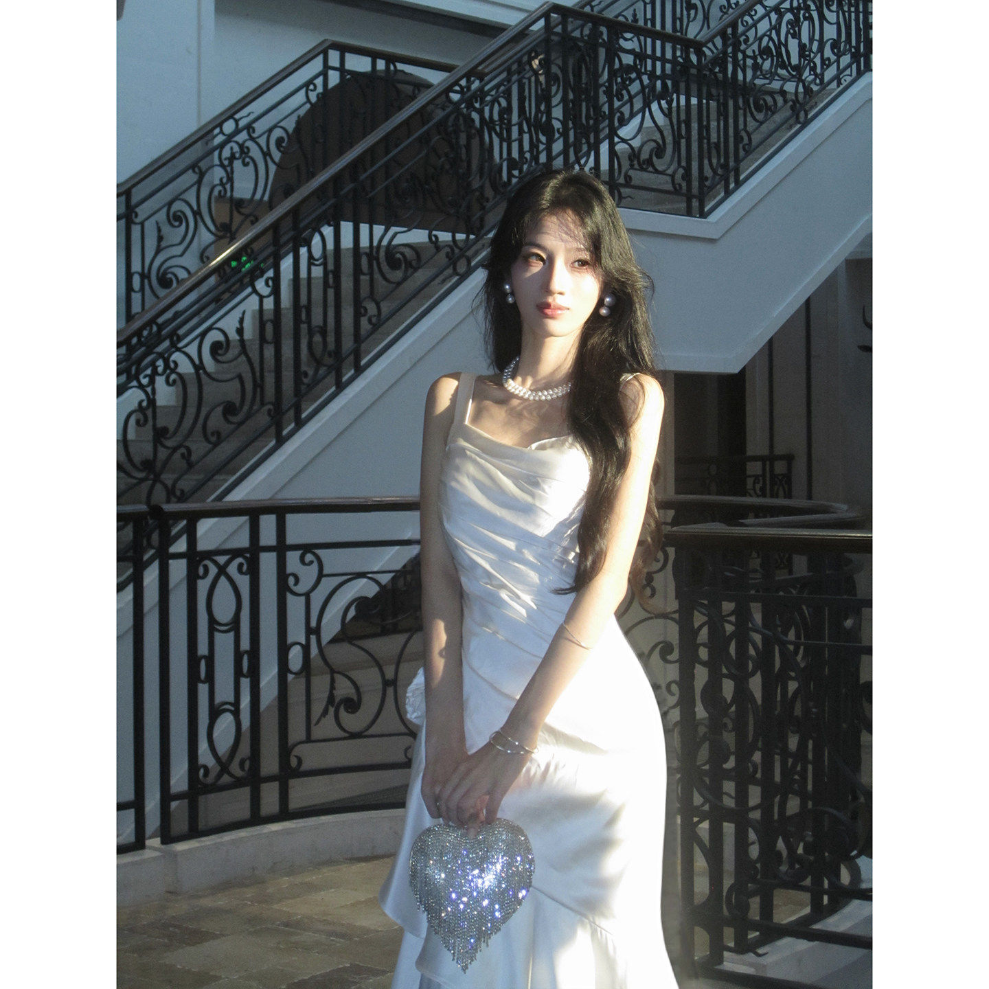 https://fulmo-img-server.com/dresscode-dresscode/bbcbeef4-bb4a-4937-a7cd-d9bde9c23c3c.jpg